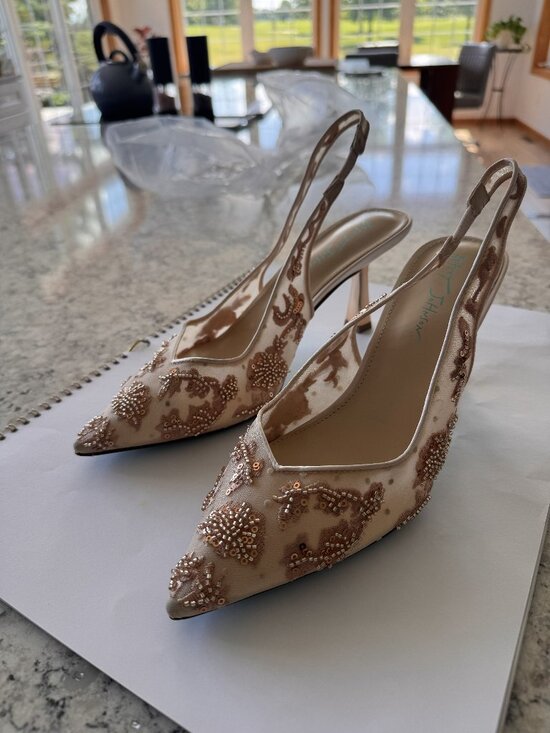 Betsey Johnson Shoes - Betsey Johnson Nikki Pump, size 9, Gold Metallic